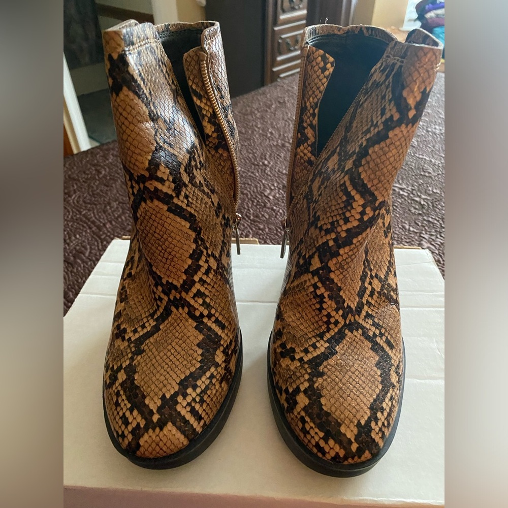 Kenneth Cole Booties like new. Size 8
